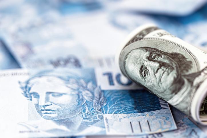 Salário de comandante ajustado em dólar deve ser convertido pela cotação do dia da contratação