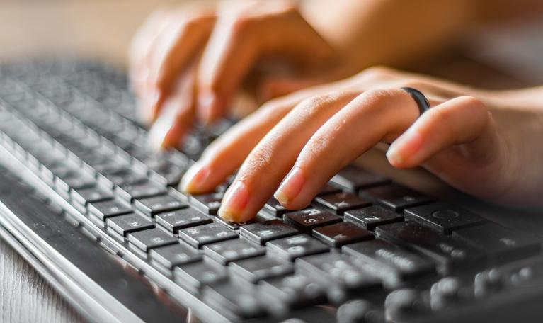 Bancária que exerceu atividades de digitação por 24 anos será indenizada por doença ocupacional