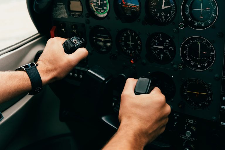 Justiça valida cláusula que exige permanência mínima de pilotos após qualificação