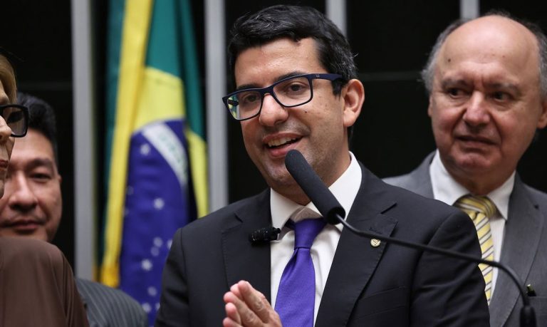 PF mira deputado do RJ e fraudes em contratos de R$ 200 milhões