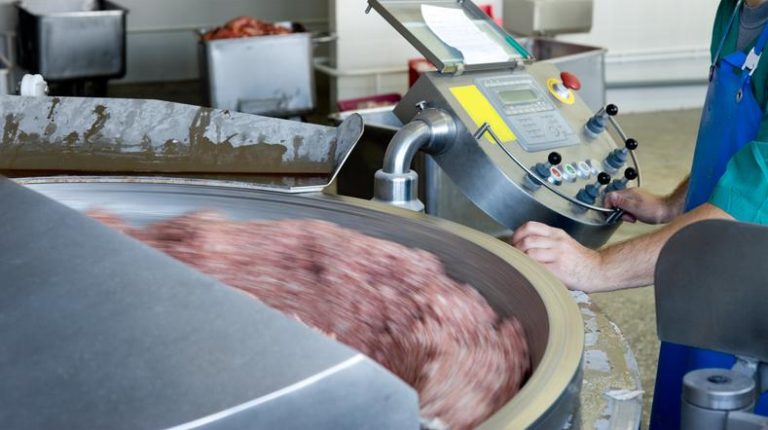 Frigorífico é responsabilizado por acidente que esmagou dedos de trabalhador em máquina industrial