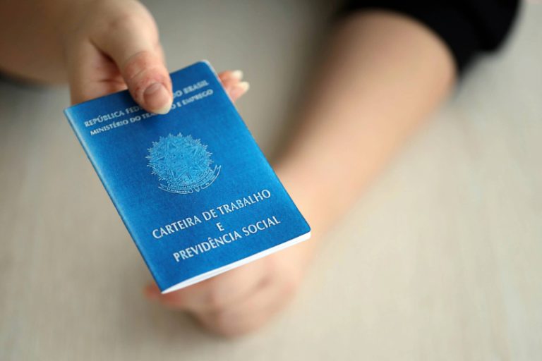 Coletora de lixo ganha direito à rescisão indireta mesmo após pedido de demissão