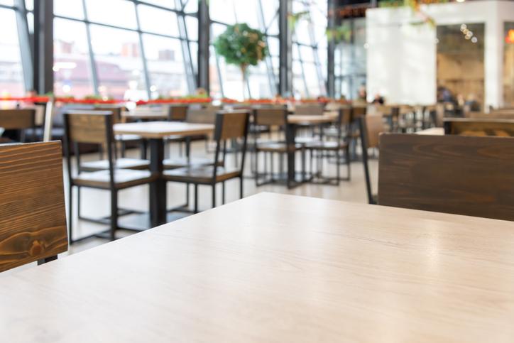 Rede de restaurantes vai indenizar garçonete que sofreu ofensa racista de cliente