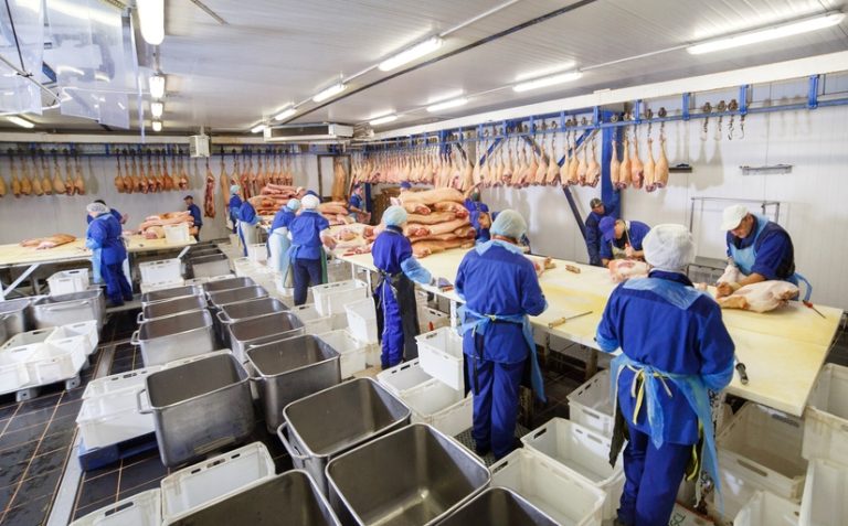 Trabalhadora de frigorífico alvo de ofensas sobre peso será indenizada