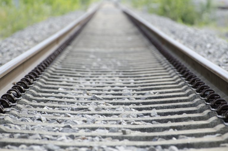 União deve indenizar mulher atropelada por locomotiva em via férrea