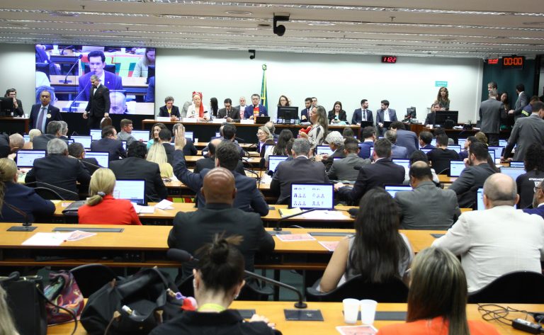 Comissão aprova o fim da escala 6×1 e a redução da jornada de 44 para 40 horas semanais