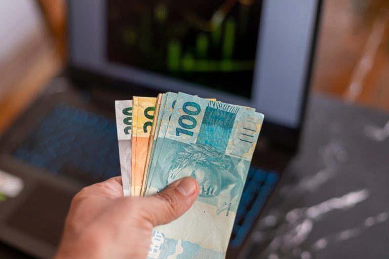 Gratificação de curso não pode ser afastada sob rótulo de bolsa de formação