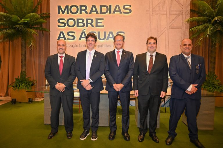 Campbell lança obra sobre regularização fundiária de palafitas durante evento em Manaus