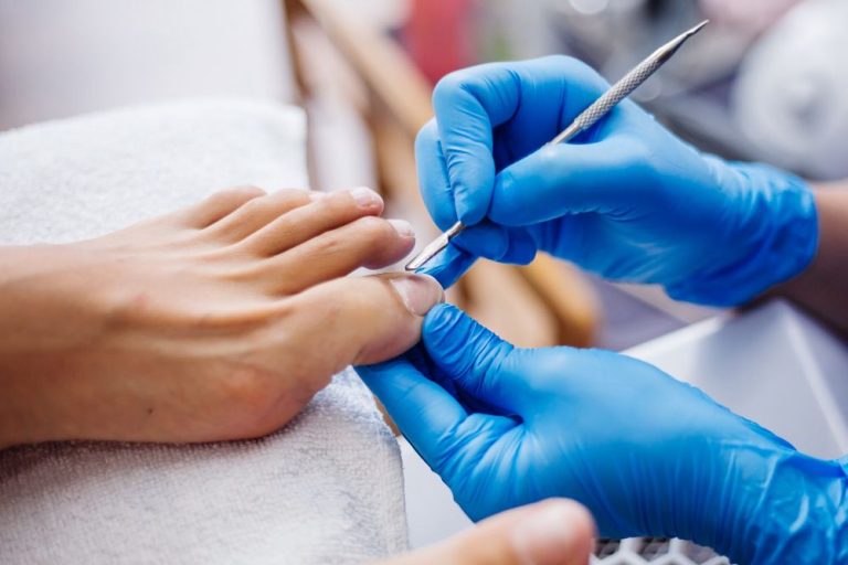 Salão deverá indenizar cliente que sofreu infecção após atendimento de pedicure em Manaus