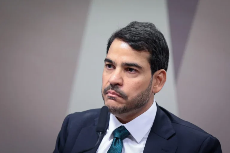 Lula diz a prefeitos que ainda pretende aprovar Jorge Messias para vaga no STF