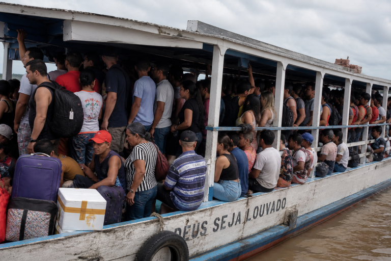 Passageiro é indenizado após superlotação e falhas em transporte fluvial no Amazonas