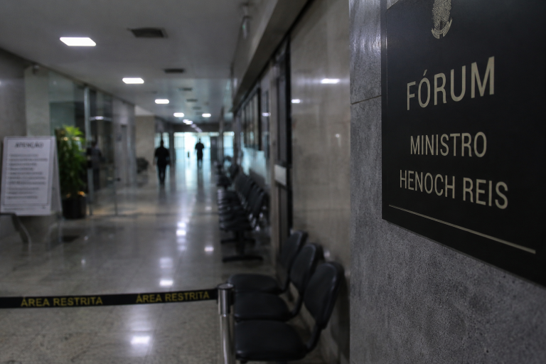 Família de jovem morto em abordagem policial volta às ruas em Manaus e questiona sigilo das investigações