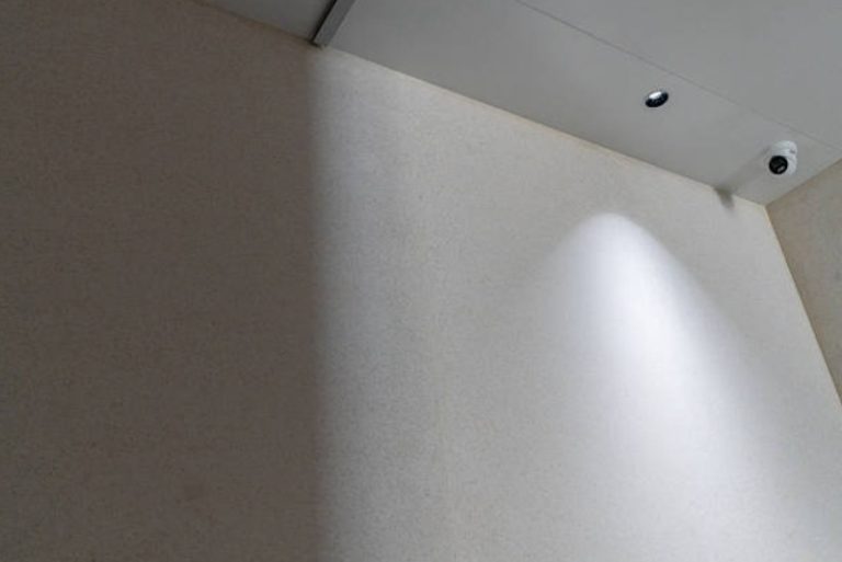 Câmeras de vigilância em vestiário violam intimidade de empregado de frigorífico