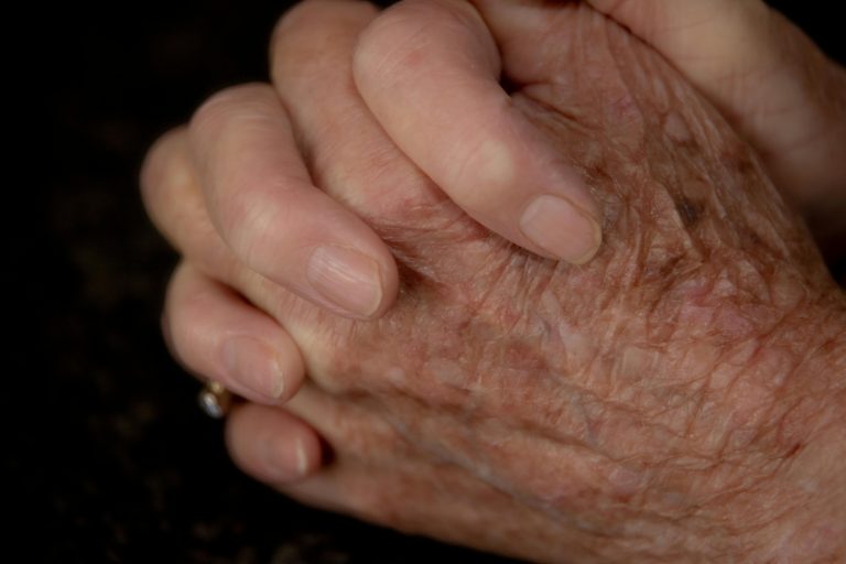 TST: Curadora deve responder por dívida trabalhista após morte de irmã idosa