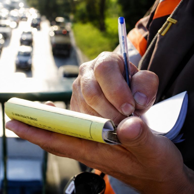 Ausência de notificação que impede indicação do verdadeiro condutor anula multa de trânsito