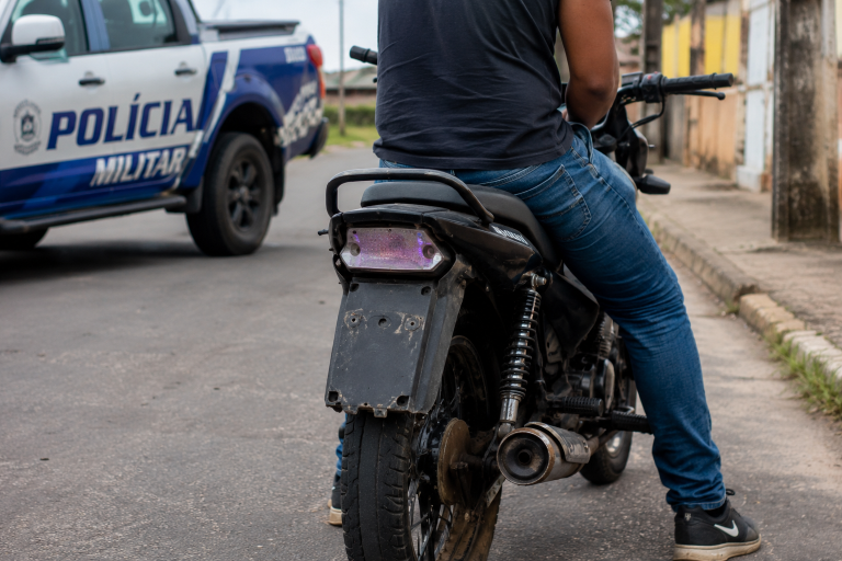 Motociclista que circula com veículo sem placa assume risco de responder pelo crime de adulteração