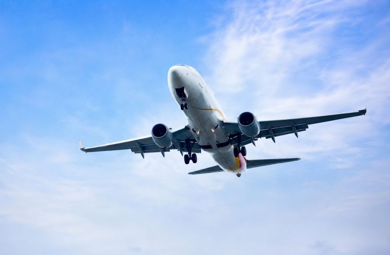 Companhia aérea é condenada por atraso de voo internacional e falta de assistência a passageira