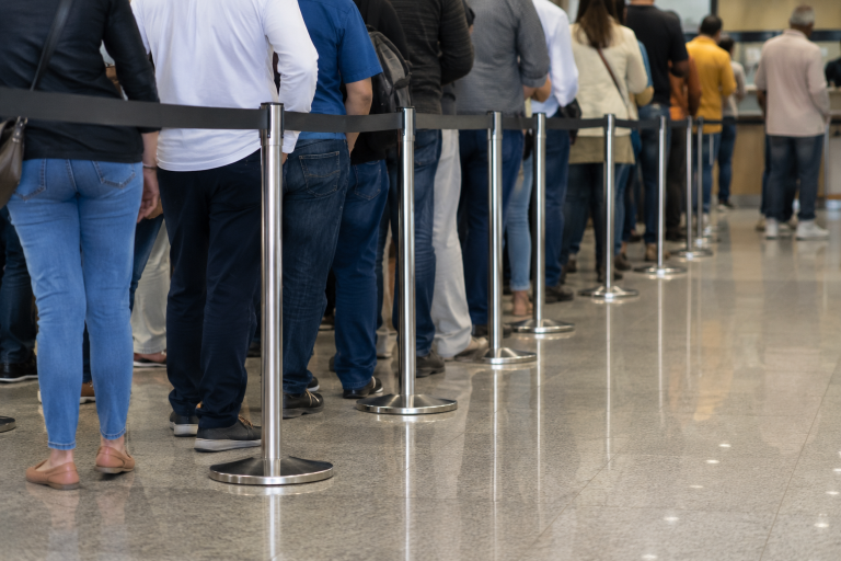 Espera excessiva em fila de agência bancária, embora infrinja lei, não gera ofensa indenizável
