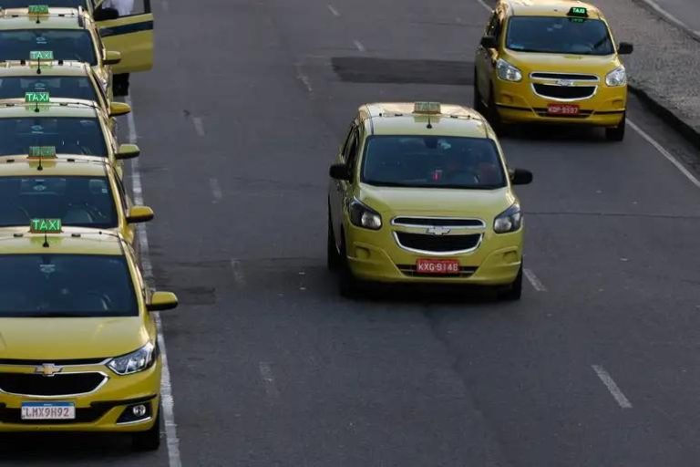 Empresa de táxis do RJ não terá de contratar taxistas como empregados