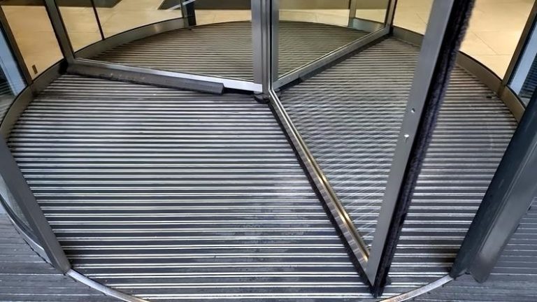 Banco não terá de indenizar empregada por não instalar porta giratória em agência