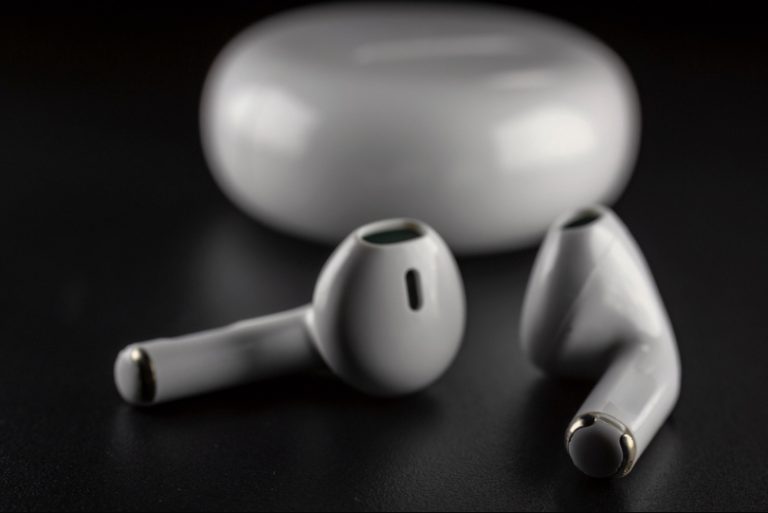 Justiça mantém justa causa de auxiliar mecânico por furto de fones de cliente