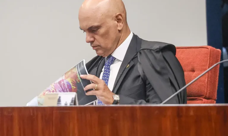 Moraes dá 24 horas para Bolsonaro explicar arma apreendida em blitz