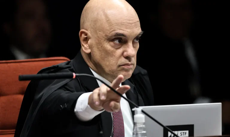 Moraes pede parecer da PGR sobre apreensão de arma de Bolsonaro