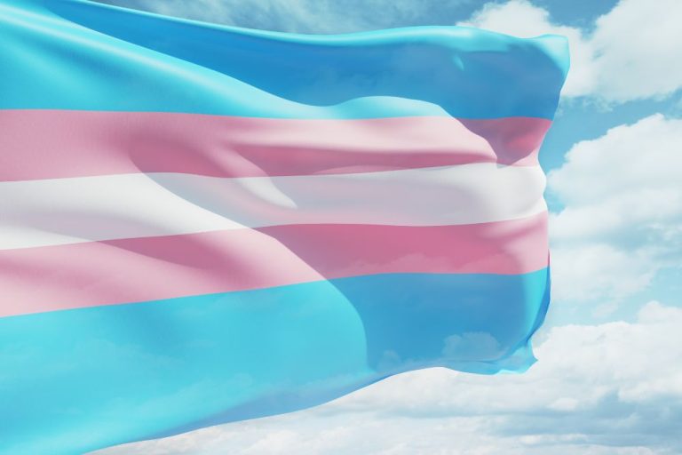 Banco deve indenizar homem trans por demora na retificação de nome