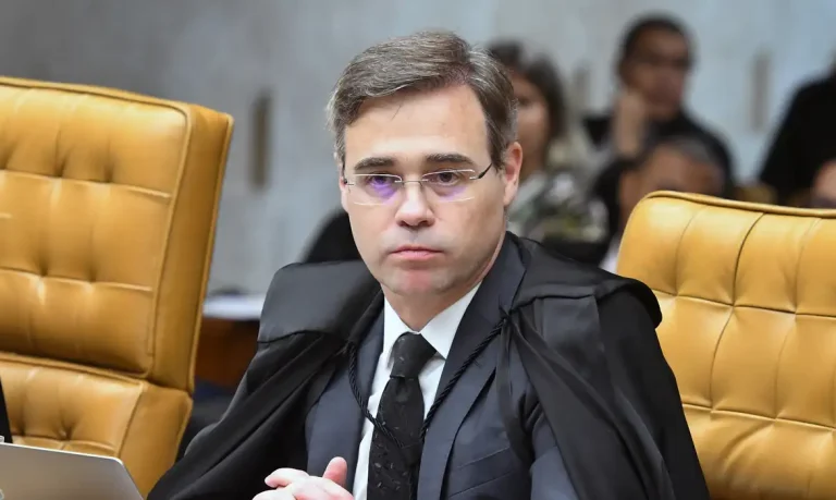 Mendonça suspende multas de norma sobre saúde mental no trabalho