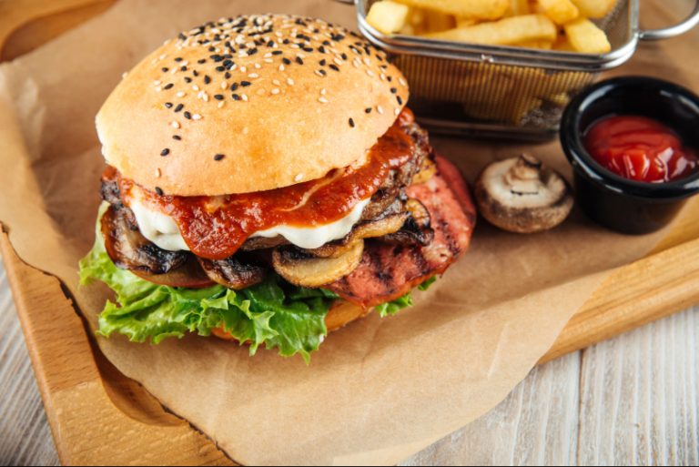Trabalhador que recebia apenas fast food como alimentação deve ser indenizado
