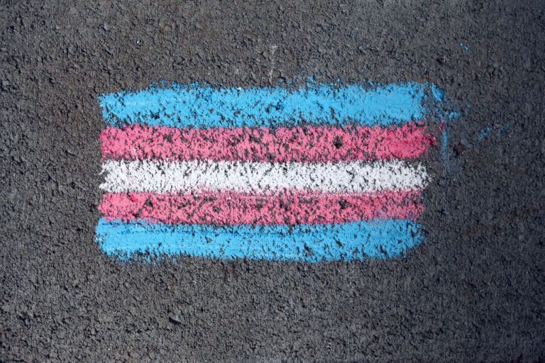 Justiça do DF mantém condenação de cafeteria por discriminação contra casal trans