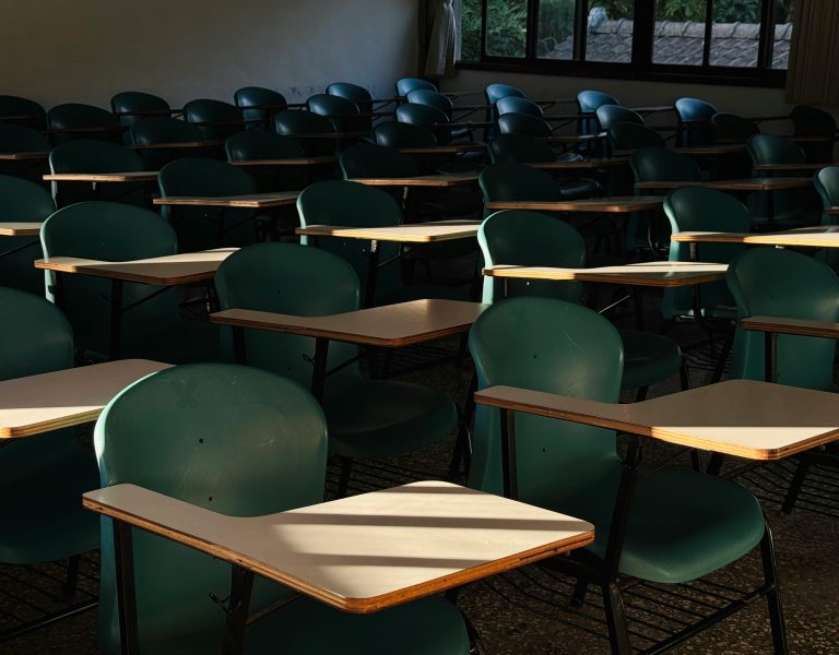 Faculdade não pode impedir rematrícula por dívida, decide Justiça ao beneficiar estudante do FIES