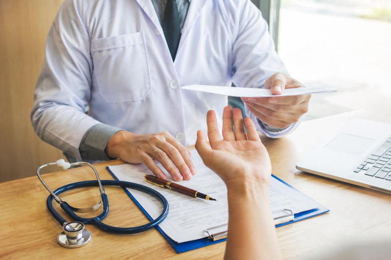 Empresa é condenada por acionar trabalhadora durante licença médica