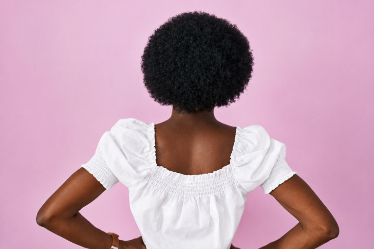 Empresa é condenada por comentários humilhantes sobre cabelo crespo de empregada negra