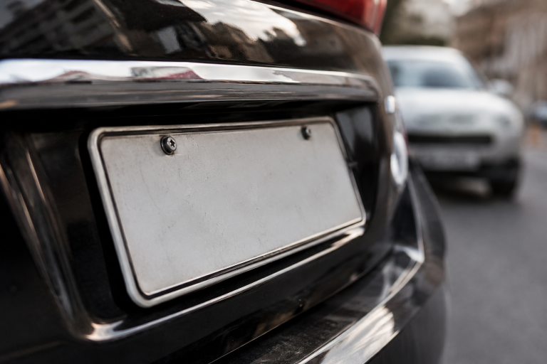 Justiça condena ANTT e Detran a indenizar motorista por multa de placa clonada