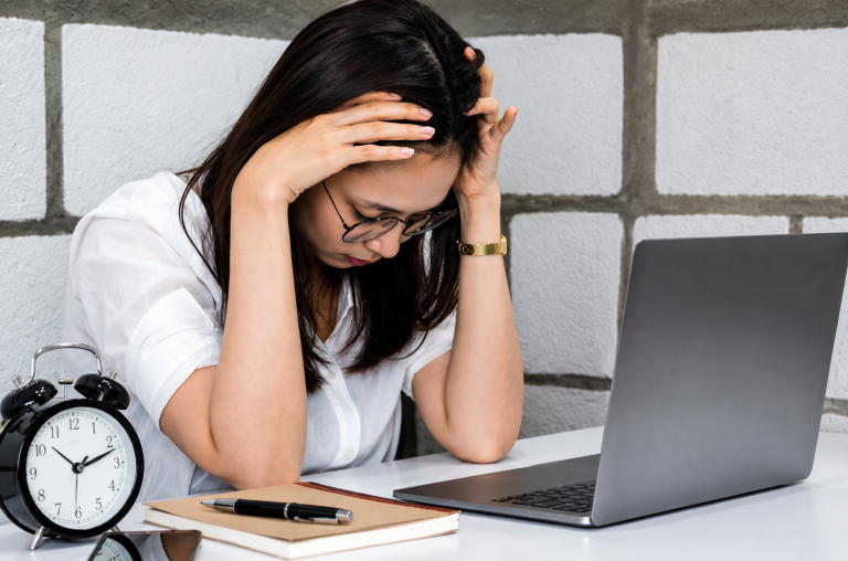 Consultora pedagógica é indenizada por burnout e obtém equiparação salarial