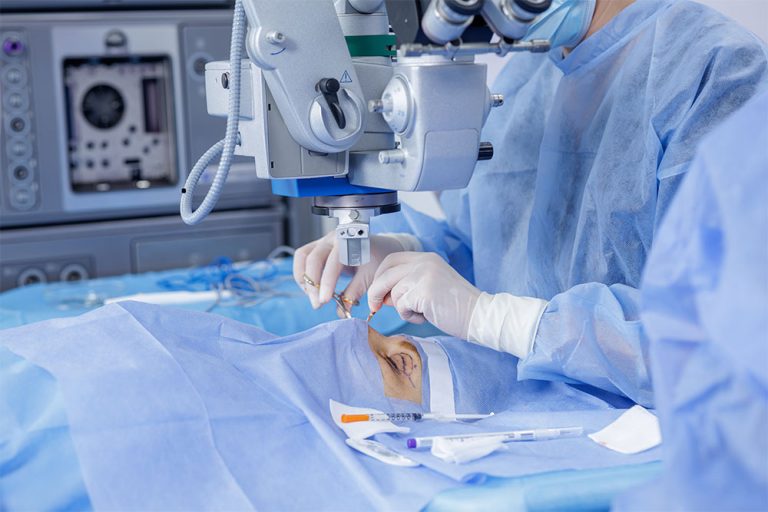Blefaroplastia deixa paciente com cicatrizes e sequelas nos olhos