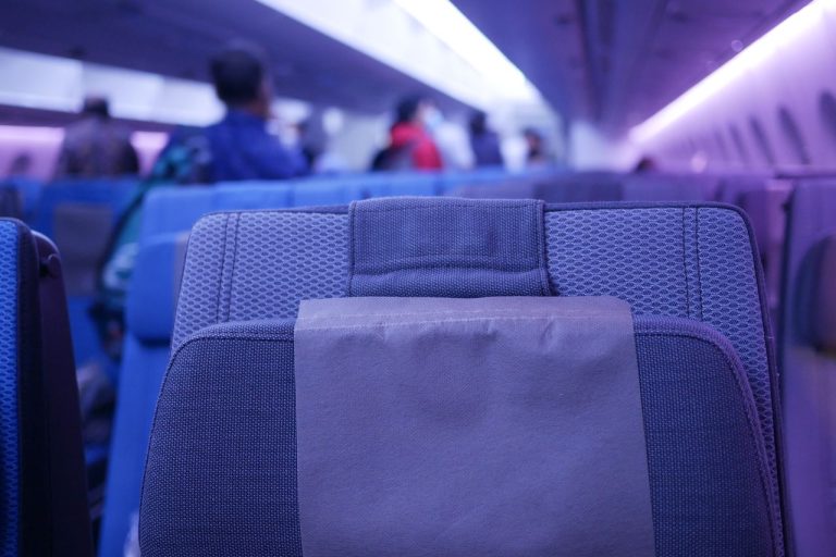 Companhia aérea deve indenizar passageiros por poltronas com defeito na classe premium