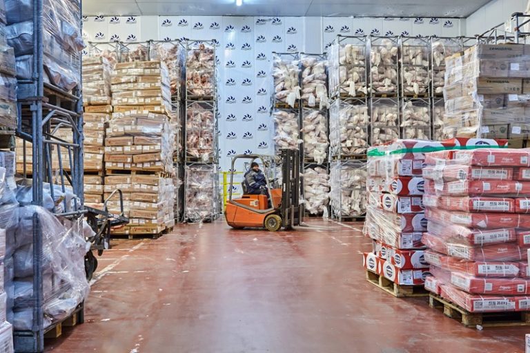 Empresa deve indenizar viúva de trabalhador que morreu esmagado em queda de pallet