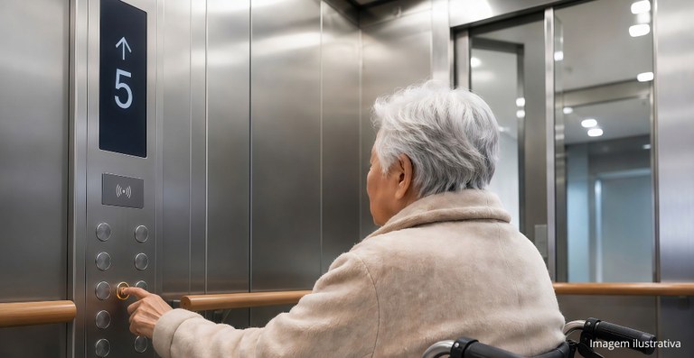 Justiça aumenta indenização a idosa que sofreu queda em elevador