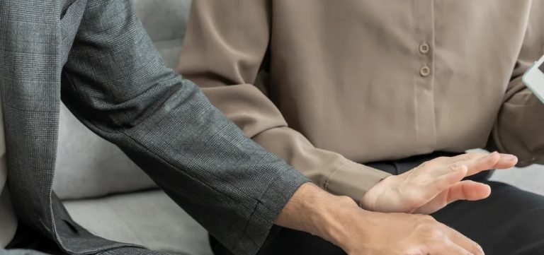 Empresa deve indenizar vendedor por toques indesejados de gerente