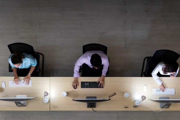 Empresa de call center é condenada por não coibir atos obscenos no local de trabalho