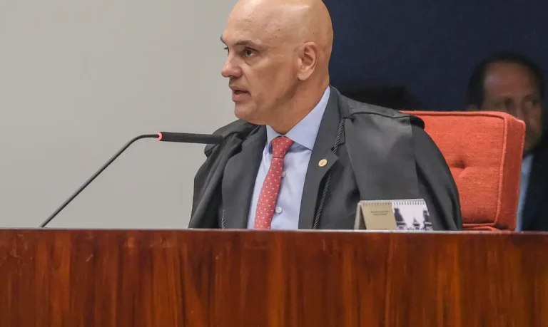 Moraes pede manifestação da PGR após Flávio não depor à PF