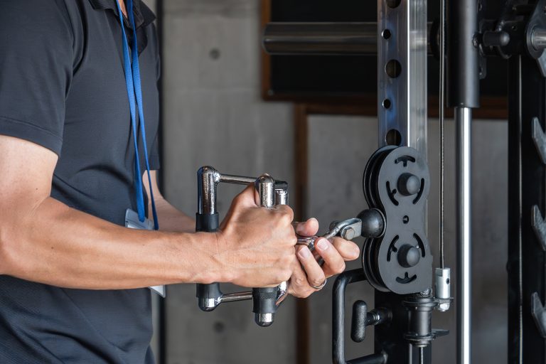 Academia indenizará aluno atingido por aparelho de musculação