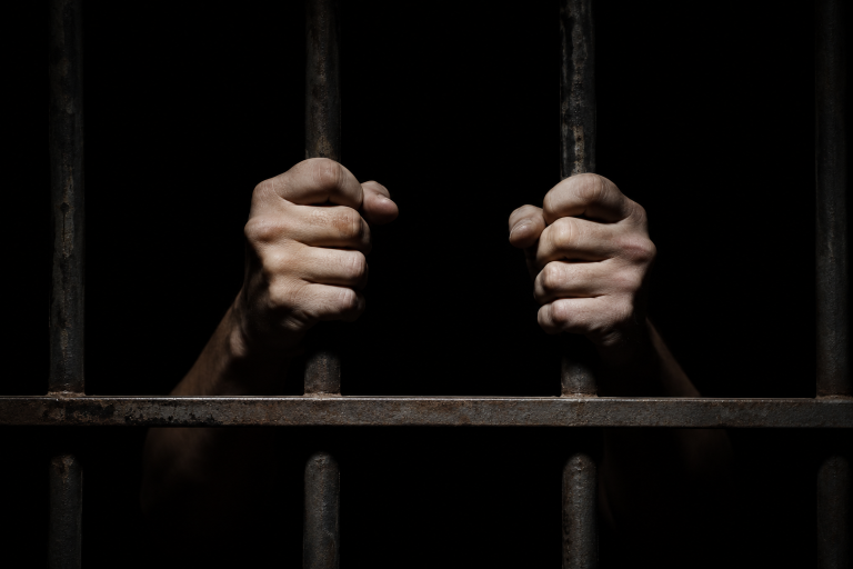 Homem condenado por feminicídio terá de devolver ao INSS valores de pensão por morte