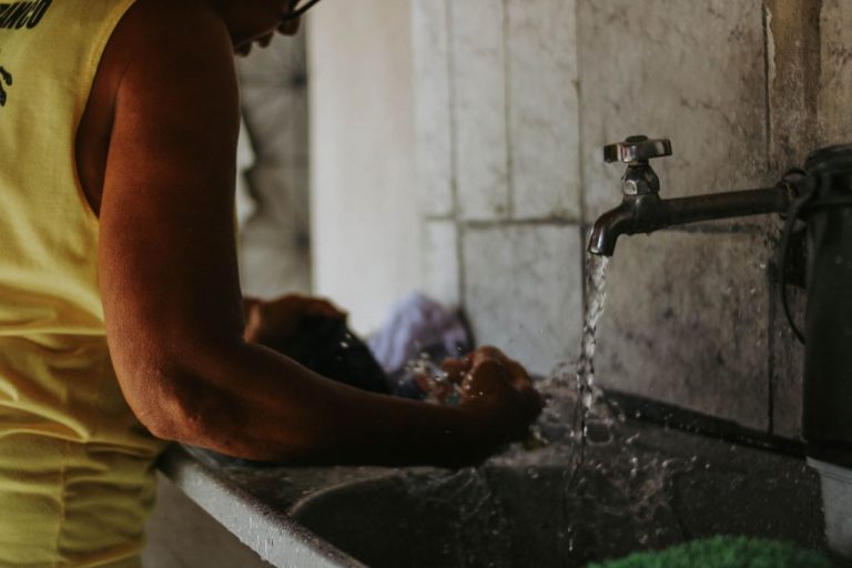 Justiça aumenta multa contra Águas de Manaus por descumprir ordem de religar serviço