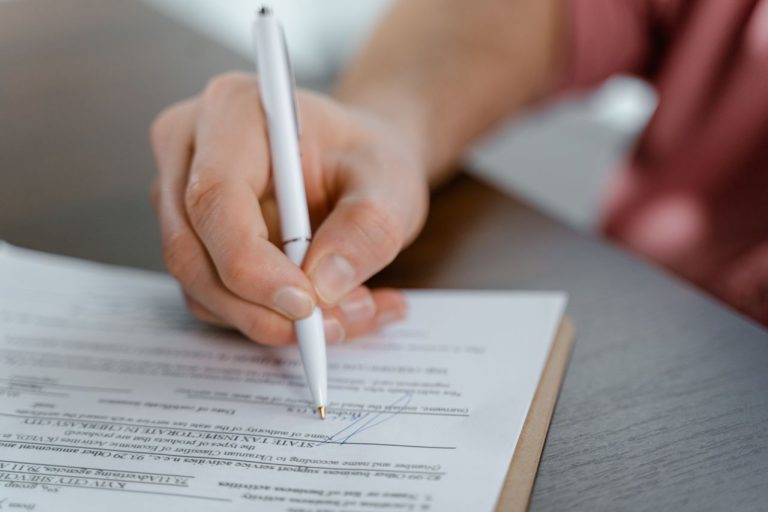 Banco não pode substituir contrato por documentos produzidos apenas para justificar descontos