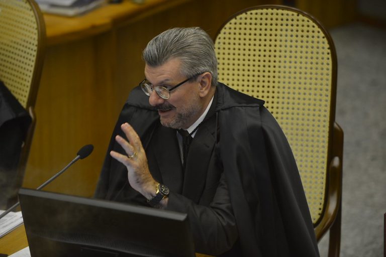 STJ condena ministro Marco Buzzi a perda de cargo por crimes sexuais