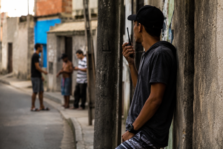 Quem exerce vigilância para garantir o tráfico de drogas responde como traficante, decide STJ