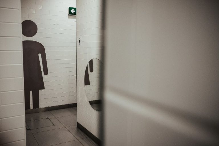 Shopping é condenado por constranger mulher trans que usou banheiro feminino